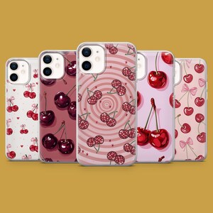Könnte beinhalten: Fünf Handyhüllen mit Kirschmustern. Designs umfassen Kirschen mit Schleifen, ein Spiralmuster und durchgehende Kirschen. Die Hüllen sind in Rot-, Rosa- und Weißtönen gehalten und bieten eine Vielzahl von Stilen.