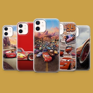 Könnte beinhalten: Eine Sammlung von fünf iPhone-Hüllen mit Designs aus dem Film "Cars". Die Hüllen zeigen Bilder von Lightning McQueen und anderen Charakteren, mit leuchtenden Farben und detaillierten Grafiken. Die Hüllen werden vor einem gelben Hintergrund präsentiert.