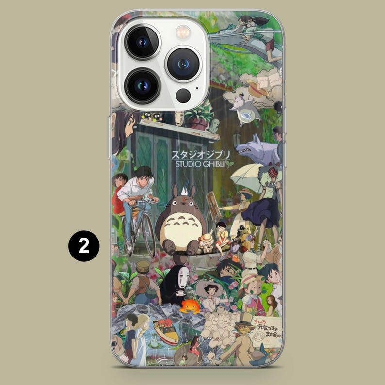 Puede incluir: Funda transparente para tel&eacute;fono con un dise&ntilde;o de Studio Ghibli. La funda presenta un collage de personajes, incluyendo a Totoro y figuras en bicicleta. La funda tiene un acabado brillante y un recorte para la c&aacute;mara.