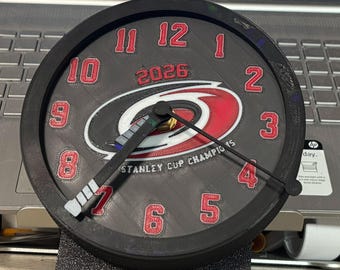 Reloj con forma de disco de hockey de los Carolina Hurricanes, campeones de la Copa Stanley 2026 – Artículos de colección de hockey impresos en 3D