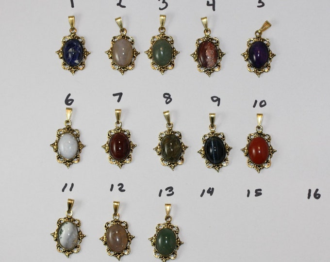 Queen Diana Oval Pendant with 13 x 18 mm Gemstone Cabochon