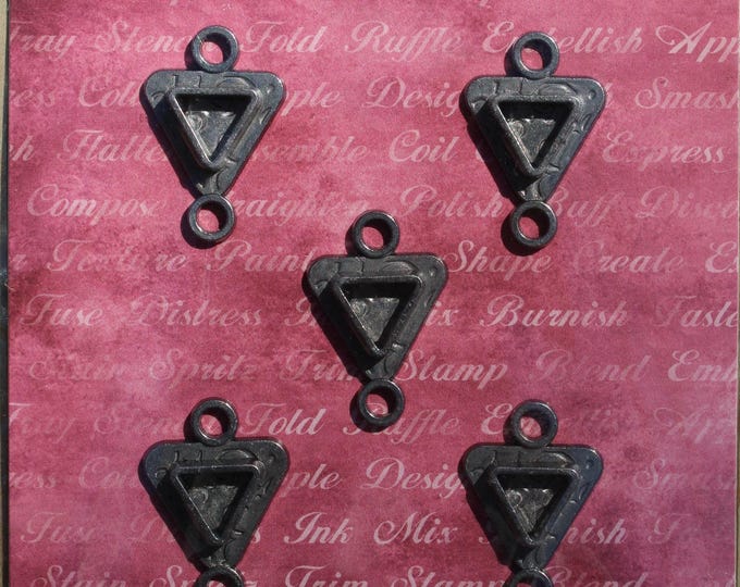 Spellbinders Triangle with Triangle Bezels – Antique Silver Tone Pendant Findings (5 Pack)