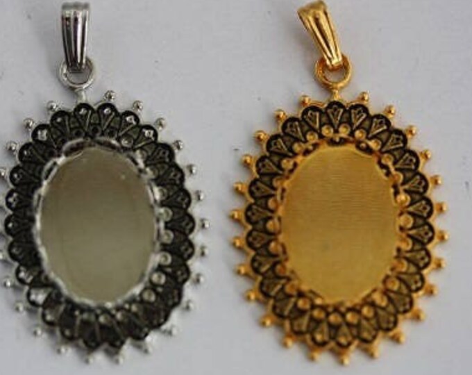 Queen Antique 13 x 18 mm Pendants - Available in Antique Gold or Silver