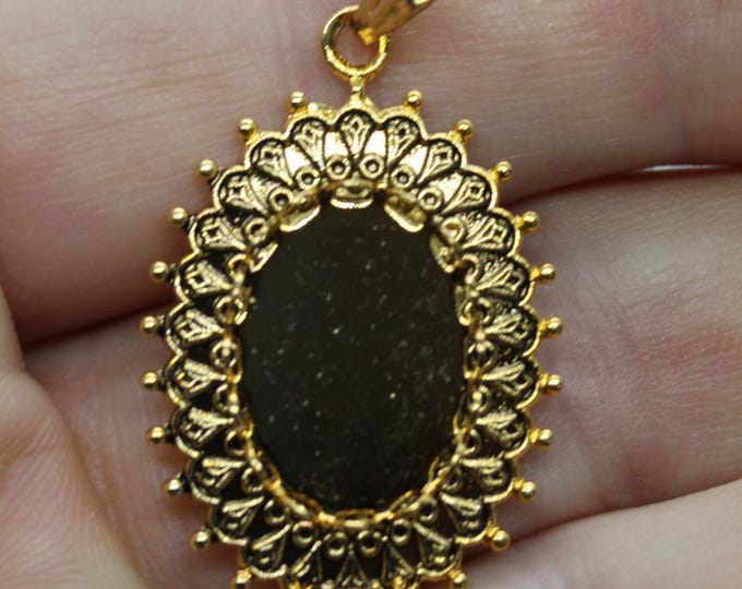 Queen Antique 13 x 18 mm Pendants - Available in Antique Gold