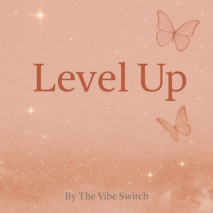 Könnte beinhalten: Digitalgrafik mit pfirsichfarbenem Hintergrund und funkelnden Sternen. Die Worte "Level Up" sind in einem gebrannten Orange gehalten. Zwei Schmetterlinge befinden sich in der oberen rechten und unteren rechten Ecke. Der Text "By The Vibe Switch" steht unten.