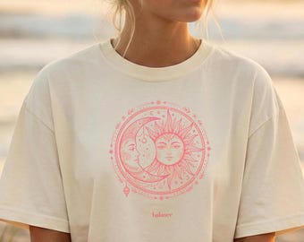 Maglietta Balance con Sole e Luna, maglietta yoga boho, maglietta da surfista da spiaggia, regalo spirituale per donne, t-shirt con grafica celeste