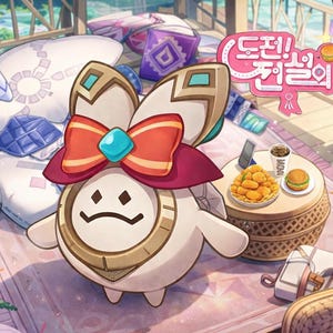 Może przedstawiać: Postać z kreskówki z dużą kokardą i smutną twarzą jest centralnym punktem tego obrazu. Postać otoczona jest poduszkami, stołem z jedzeniem i tekstem "Touch". Scena ma relaksującą, zachęcającą atmosferę.