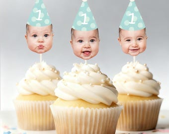 カスタマイズされた赤ちゃんの最初の誕生日のリアルな顔写真カップケーキトッパー、本物の1歳の誕生日の写真用カップケーキデコレーション、スティック付き