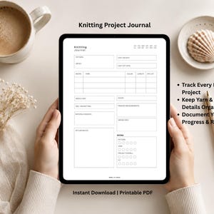 Könnte beinhalten: Ein digitales Tablet mit einer Strickprojekt-Journal-Vorlage, die Felder für Muster, Künstler, Garndetails, Nadelstärke, Maschenprobe und Projektbewertungen enthält. Der Bildschirm zeigt Textüberschriften und ein Bewertungssystem mit Kreisen.