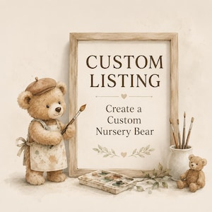 Puede incluir: Un oso de peluche marrón claro con boina y delantal manchado de pintura sostiene un pincel junto a un marco de madera con el texto CUSTOM LISTING Create a Custom Nursery Bear. Una paleta de pintura y una pequeña figura de oso están cerca.