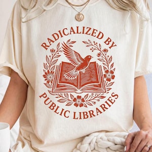 Maglietta Radicalized by Public Libraries Comfort Colors®, maglietta retrò effetto invecchiato per amanti dei libri, regalo per bibliotecari e promotori della lettura.