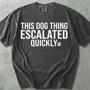 Camiseta "This Dog That Escaled Quickly", Comfort Colors® Camiseta divertida para amantes de los perros, regalo para dueños de perros y mascotas para ella o para él.