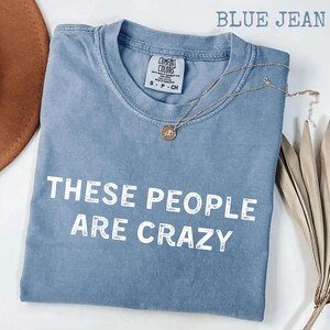 Dessa människor är galna Comfort Colors® T-shirt, rolig sarkastisk humorgåva, fräck statement-t-shirt med grafisk design