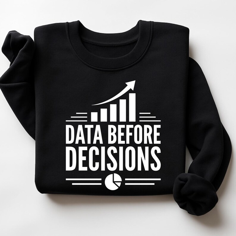 K&ouml;nnte beinhalten: Ein schwarzes Langarm-Sweatshirt mit wei&szlig;em Grafikdruck. Das Design zeigt ein Balkendiagramm mit einem aufsteigenden Pfeil, den Text "DATA BEFORE DECISIONS" in fetten Gro&szlig;buchstaben und ein kleines Tortendiagramm-Symbol am unteren Rand.