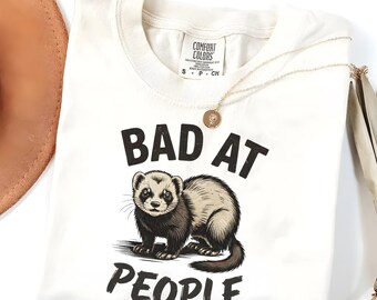 人付き合いが苦手なフェレットのコンフォートカラーズ®Tシャツ、面白い内向的な人へのギフト、動物好きのためのキュートなフェレットユーモアグラフィックTシャツ