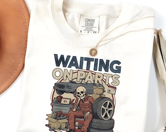 Comfort Colors® Warten auf Teile Mechaniker T-Shirt, lustiges Auto Techniker Geschenk, Skelettgarage Humor Grafik-T-Shirt