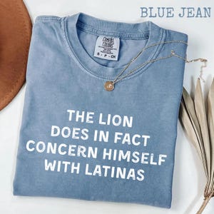 ライオンはラティーナのことを本当に気にしている Comfort Colors® シャツ、面白いミームTシャツ、彼女へのラティーナユーモアギフト