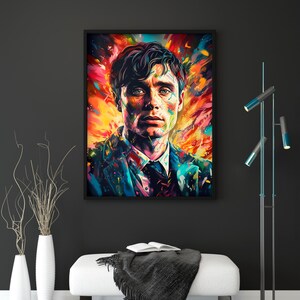 Puede incluir: Un retrato enmarcado de un hombre con un fondo abstracto y colorido. La obra presenta tonos vibrantes de rojo, amarillo y azul, creando un contraste llamativo con el rostro del sujeto y su traje oscuro. El retrato se exhibe en una pared gris oscuro.