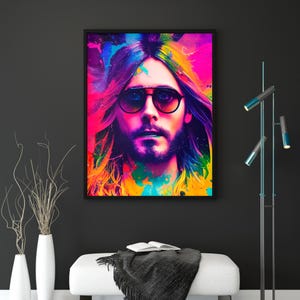 Puede incluir: Un retrato enmarcado que presenta una representación vibrante y colorida de una persona con gafas de sol. La obra de arte muestra un espectro de colores, incluyendo rosa, azul y amarillo, creando un efecto visual impactante. El retrato está situado contra una pared oscura, con un banco blanco y elementos decorativos.
