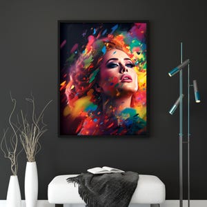 Puede incluir: Una impresión artística enmarcada que presenta un retrato vibrante de una mujer con salpicaduras de pintura coloridas. La obra de arte muestra a una mujer con sombra de ojos azul y lápiz labial rosa, sobre un fondo oscuro. La habitación incluye un banco blanco, una alfombra negra y una lámpara de pie moderna.