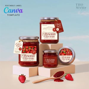 以下が含まれることがあります： 自家製イチゴジャムの瓶と缶の配置。「Strawberry Red Charm」とラベル付けされています。瓶はサイズが異なり、銀色の蓋と紐が付いています。ジャムと新鮮なイチゴが入った木のスプーンも付いています。