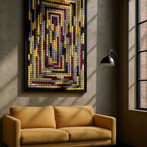 Könnte beinhalten: Abstrakte Wandkunst in einem schwarzen Rahmen. Das Kunstwerk zeigt ein geometrisches Design aus gelben, grauen und roten Kugeln. Unter dem Kunstwerk befindet sich ein gelbes Sofa und in der Nähe eine schwarze Lampe.