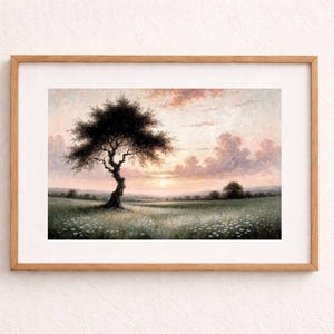 Könnte beinhalten: Gerahmtes Landschaftsgemälde mit einem einsamen Baum in einem Feld mit Wildblumen bei Sonnenuntergang. Der Himmel ist mit sanften Rosa- und Orangetönen gefüllt, und die Silhouette des Baumes ist dunkel. Das Kunstwerk ist in einem hellbraunen Holzrahmen gerahmt.