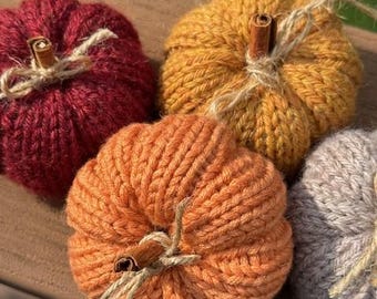 Mini pumpkin - hand knit