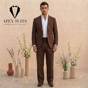 Puede incluir: Un traje marrón de dos piezas con una camisa blanca. La chaqueta del traje tiene solapas con muescas. La imagen incluye el texto "APEX SUITS FORMAL SUITS FOR MAN". El traje es una prenda formal.