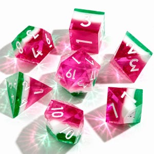 スイカのサイコロ - DnD、D&D、ダンジョンズ＆ドラゴンズ、RPGサイコロ、かわいいサイコロ、かわいいサイコロ、ピンク、フルーツ用の手作り樹脂製シャープエッジサイコロセット