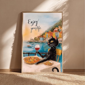 Peut inclure: Impression aquarelle d'un chat noir savourant une pizza et du vin à une table avec une ville côtière en arrière-plan. L'œuvre comprend le texte "Enjoy your life."