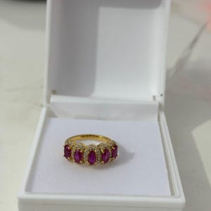 14k gouden robijnrode ring: trouwring halve eeuwigheid, geboortesteen juli