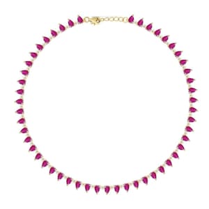 Pode incluir: Um colar dourado com pedras preciosas magenta em forma de gota. Pequenas pedras transparentes são intercaladas entre as pedras magenta. O colar tem uma corrente e um fecho delicados.