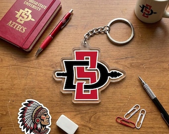Llavero con el espíritu universitario de los Aztecs de la Universidad Estatal de San Diego, llavero plano de acrílico 2D en escarlata y negro, accesorio para aficionados universitarios, regalo para estudiantes de SDSU.