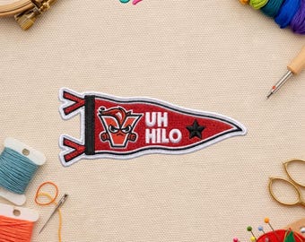 Parche bordado termoadhesivo y para coser con la bandera de la Universidad de Hawái en Hilo - Mascota Vulcan, parche universitario rojo y negro