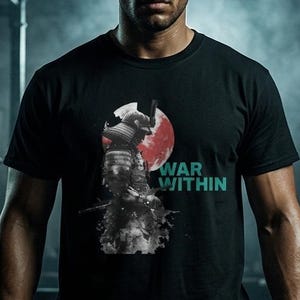 Puede incluir: Una taza de cerámica blanca con un asa negra y el texto "But First, Coffee" en negrita negra. La taza está sobre un fondo borroso. La taza mide aproximadamente 10 cm de altura.