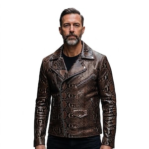 Peut inclure: Une veste de moto en cuir à motif peau de serpent marron et noir, dotée d'un large revers cranté, d'une fermeture éclair frontale asymétrique, de plusieurs poches zippées et d'une petite poche à rabat avec un bouton-pression en métal argenté.
