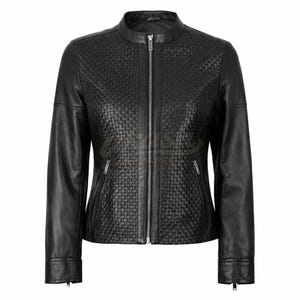 Könnte beinhalten: Schwarze Lederjacke mit einem Webmuster auf der oberen Brust und den Schultern. Die Jacke hat einen Stehkragen, einen durchgehenden Reißverschluss und zwei Reißverschlusstaschen. Die langen Ärmel haben geknöpfte Manschetten. Ein modisches Oberbekleidungsstück.