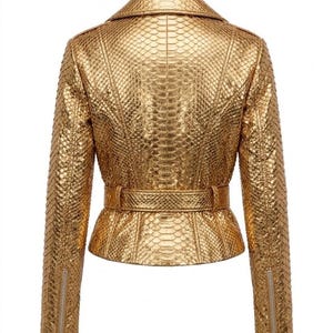 Goldfarbene Lederjacke mit Pythonmuster | Damen-Motorradjacke mit metallischem Schlangenprint | Handgefertigte Bikerjacke aus echtem Leder mit Gürtel Bild 4