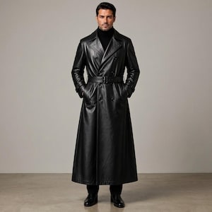 Puede incluir: Una gabardina larga de cuero negro de doble botonadura con un cuello ancho de muesca, mangas largas y un cinturón de cuero a juego con hebilla en la cintura. El abrigo tiene un acabado liso y llega hasta la parte inferior de la pantorrilla.