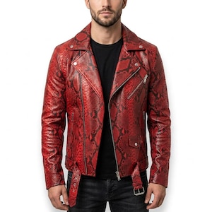 Peut inclure: Une veste de moto rouge avec un motif peau de serpent noir, un revers cranté avec des boutons-pression en métal argenté, une fermeture éclair frontale asymétrique, des poches zippées et une ceinture réglable avec une boucle en métal argenté.
