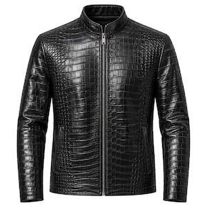 Pode incluir: Um casaco preto com um padrão de textura de pele de crocodilo em todo o exterior. A peça inclui uma gola subida, mangas compridas e um fecho central de correr em metal prateado que vai da bainha até à linha do pescoço.