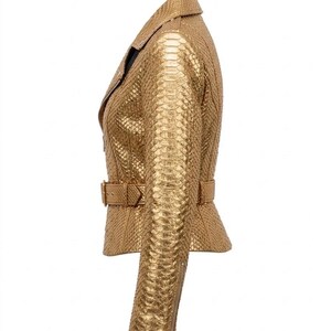 Goldfarbene Lederjacke mit Pythonmuster | Damen-Motorradjacke mit metallischem Schlangenprint | Handgefertigte Bikerjacke aus echtem Leder mit Gürtel Bild 5