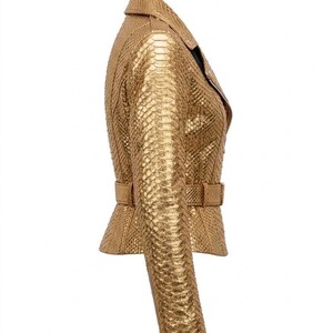 Goldfarbene Lederjacke mit Pythonmuster | Damen-Motorradjacke mit metallischem Schlangenprint | Handgefertigte Bikerjacke aus echtem Leder mit Gürtel Bild 6