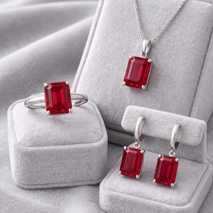 Set di gioielli con rubino taglio smeraldo • Anello, collana e orecchini in argento sterling • Pietra portafortuna di luglio