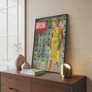 Peut inclure: Une couverture de magazine vintage encadrée avec une femme en robe jaune. Le magazine s'intitule "DRUM" avec le texte "Stars of Jazz". L'arrière-plan présente un motif de billets de banque. Le magazine est exposé sur une commode en bois.