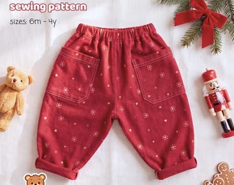 Könnte beinhalten: Stellar Kids Barrel Pants Schnittmuster Größen: 6m - 4y. Rote Hose mit weißem Schneeflockenmuster, elastischem Bund und zwei großen Vordertaschen. Die Hose hat umgeschlagene Säume und wird mit einem Teddybären und Nussknacker gezeigt.