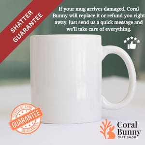 K&ouml;nnte beinhalten: Ein Set aus drei Keramikbechern mit gesprenkelter, matter Oberfl&auml;che. Die Becher sind in den Farbt&ouml;nen Creme, Hellgrau und Dunkelgrau gehalten. Jeder Becher hat ein schlichtes, minimalistisches Design und einen abgerundeten Henkel.