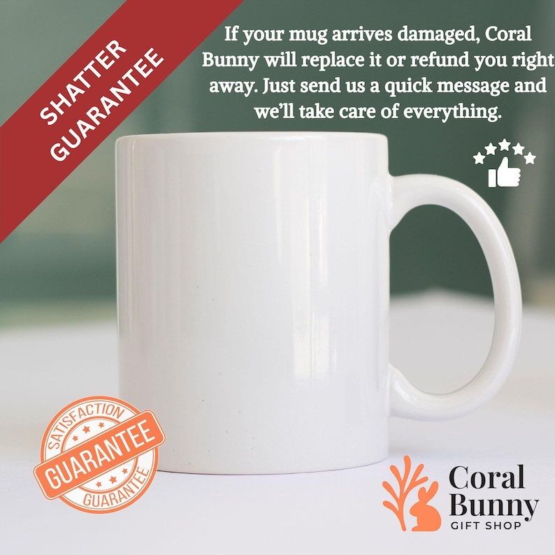 K&ouml;nnte beinhalten: Ein Set aus drei Keramikbechern mit gesprenkelter, matter Oberfl&auml;che. Die Becher sind in den Farbt&ouml;nen Creme, Hellgrau und Dunkelgrau gehalten. Jeder Becher hat ein schlichtes, minimalistisches Design und einen abgerundeten Henkel.