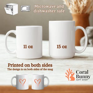 K&ouml;nnte beinhalten: Zwei wei&szlig;e Keramikbecher, einer mit der Aufschrift "11 oz" und der andere mit "15 oz". Das Bild enth&auml;lt Text, der besagt, dass die Becher mikrowellen- und sp&uuml;lmaschinenfest sind und beidseitig bedruckt sind. Ein kleiner Becher mit Herzdesign ist ebenfalls abgebildet.